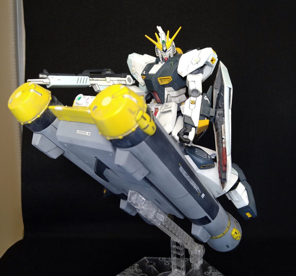 完成が遅れた言い訳にベース限定品のブースターベッドを製作しました。本体と同様エアブラシ全塗装、デカール貼り、軽くフィルタリングで仕上げました。ブースターベッドは股下のジョイント穴で接続するんですがEGは非対応の様で仕方なく引っ掛けた状態で撮影をしました。それに乗り物に乗せるとますます100均作成の撮影ブースが手狭になってきました。少し見切れてしまったので次回からの撮影方法を考え直さなくてはいけません。