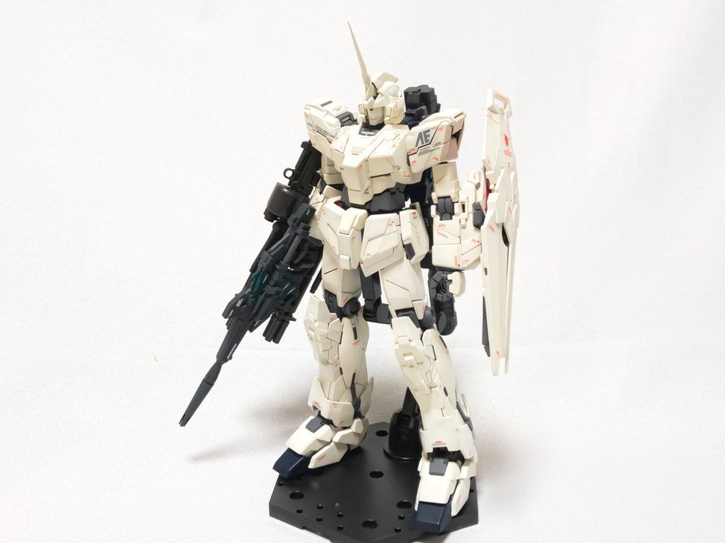 小説特典のビーム・ガトリングガンを付けたのですが、接続パーツがないので盾と合体はできないのですね。