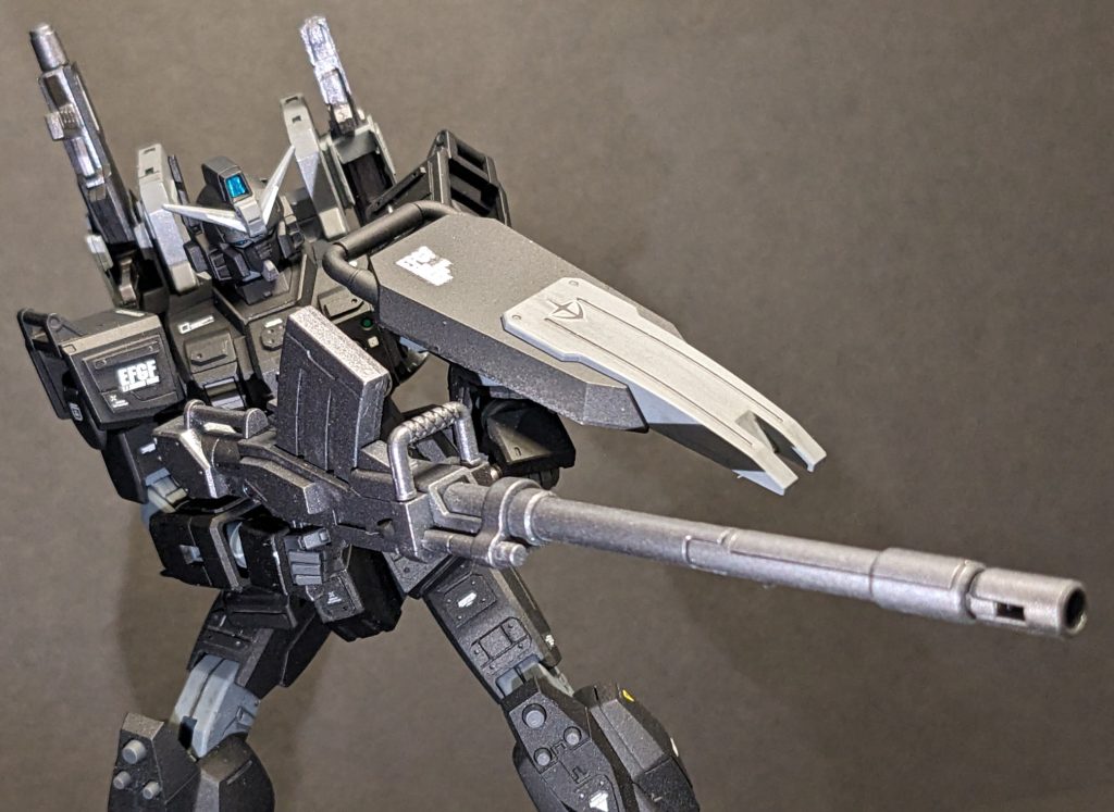 陸戦型ガンダムといえばコレですね。しかし、有名な輝き撃ちをさせるためにガシガシ動かそうとすると塗装が剥げそうで危険だったので、このへっぴり腰ショットで諦めました。