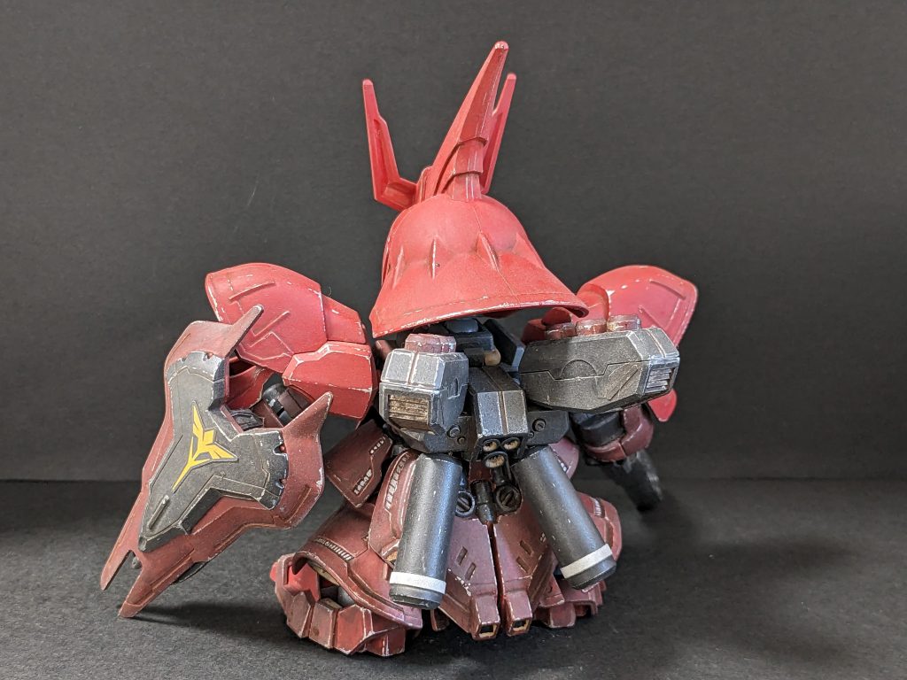 【背面】等身大のサザビーは組んだことはないのですが、バーニア類等はSDでも十分かっこいい機体だなと思いました。