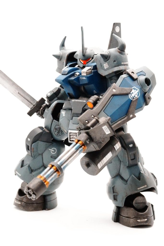 目の部分と左腕のスコープは蛍光レッドにしています。