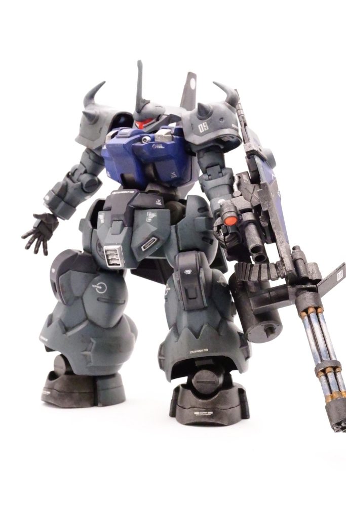 ディランザの両腕をグフカスタムのものに交換してみたら思いの外違和感がなかったですね。色は黒立ち上げで筆塗り。ドライブラシ的に筆を叩きつけながら塗りました。