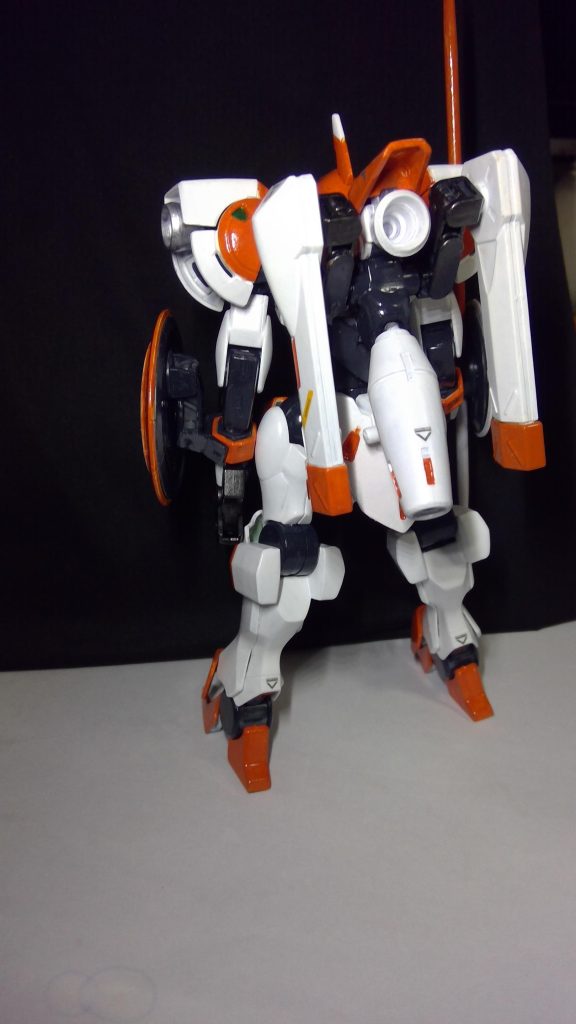 バックパックにはベギルペンデとハインドリーのメインブースターを使用。ザウォートの脚部と相まって、ベクタードブースター無しでも通常機以上の機動力を発揮する。