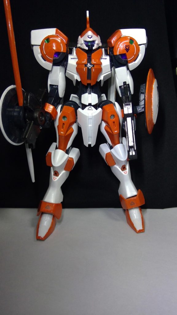 制作チラシの裏。塗装は水性ホビーの艶消しホワイトオレンジはクリアオレンジをベースにイエローやレッドを適当に混ぜたもの黒い部分はνガンダムの黒い色を参考に作ってます頭部はパテで形成（失敗）、肩のセンサーや目のゴーグルにはダイソーのホロシールを適当に切って上からパーツで押さえつける形で使ってます
