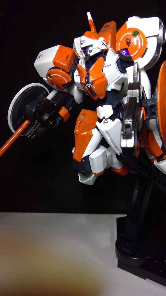 武装は原型機との比較のためにベース機二機と同じ物を使用。取り回しに難があるランタンシールドは廃止する案もあったが、機動力を活かした戦いをする際、武装の入れ替えが必要無い同武装は予想以上の成果を発揮した。