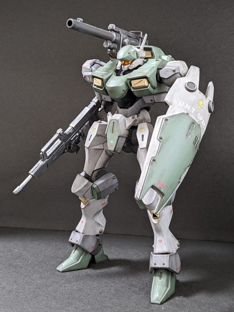 【正面】カラーリングはUC版のジムIIIを参考に(多少グレーが濃いですが)。兵装の交換以外の主な改造は頭部とバックパックくらいで、あとはディテールアップです。手持ちの兵装はジムカスタムのものを流用。