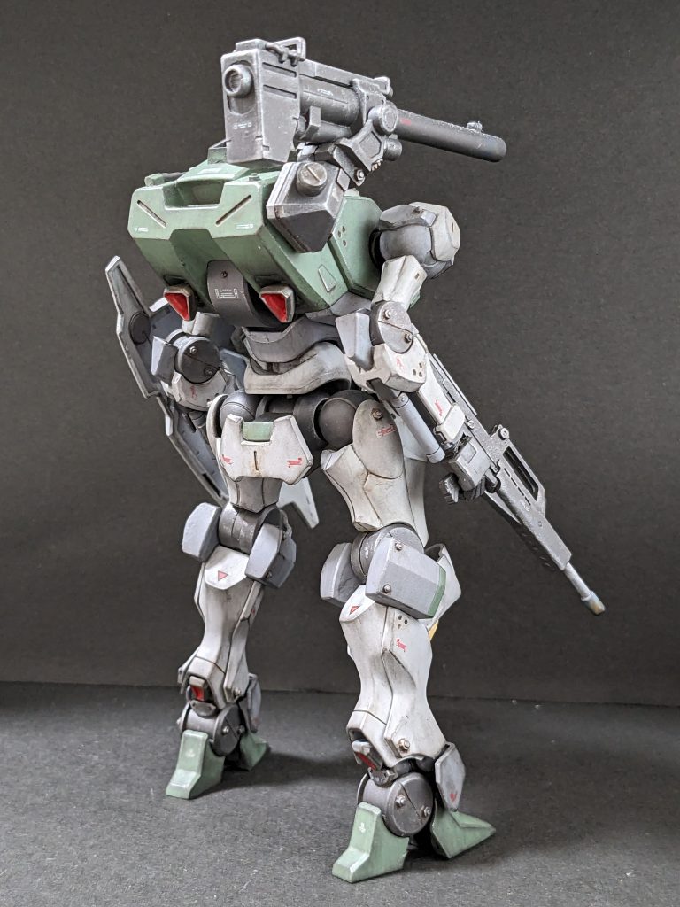 【背面】バックパックには砲身を短くしたボールの低反動砲をマウント。味気なかった凹凸のない円形の肘・足首の関節は、多少「メカ感」が出せたかなと思います。