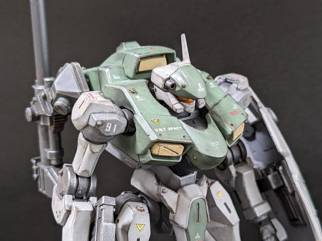 【上半身】頭部は、アンテナの位置を左後ろに移動し、頭部バルカンを追加。肩回りはザウォートへビィの方が連邦機寄りだったと思いますが(頭部バルカンも最初からついてますし)、手に入らずです。