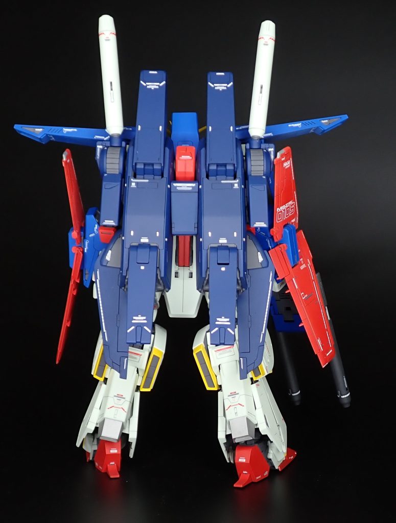 バックパックは2色で塗り分けました。アニメ設定のネイビーブルーをベースにアレンジしました。