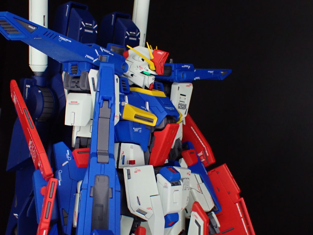 顔もアニメ設定に近づけました。目は蛍光グリーンに紫外線ライトです。白はクレオスのRX-78アニメホワイトを使用しました。ZZはもっと緑が強いのですが、最近の傾向に流されて、濃ゆく塗る勇気がありませんでした。