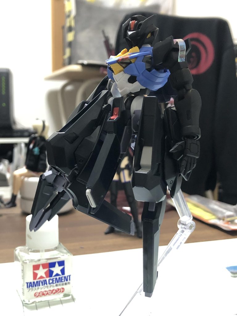 塗装前の状態です。頭と左腕は黒サフを吹いてあります(この時自宅に黒サフしかなかった🙏)。ここからさらにパーツを追加して塗装を行っています。