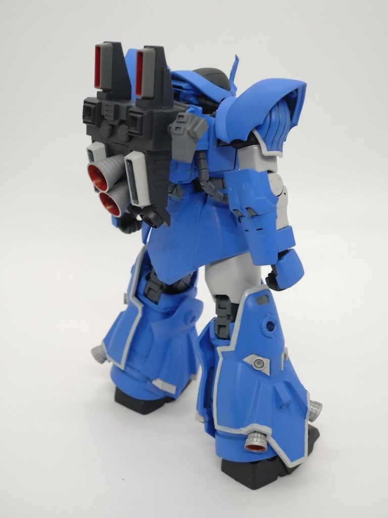 背部は元のバックパックの上に被せる様に、プラ板とデティールアップパーツで製作しました。