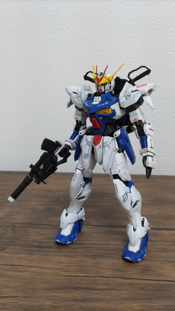 ホワイトの装甲の一部はニュートラルグレーI(ガイア)で塗り分け。ライフルも黒一色ではなく一部を塗分け。