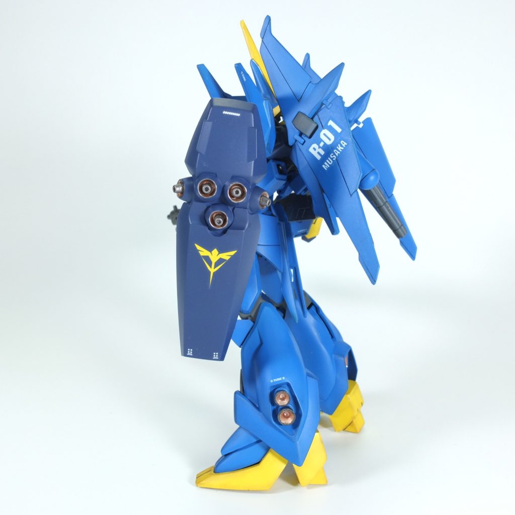 盾のメガ粒子砲は中心にちょこっとディティールを入れています。そういえば、バーニアも3Dプリンタで円錐作って貼っていました