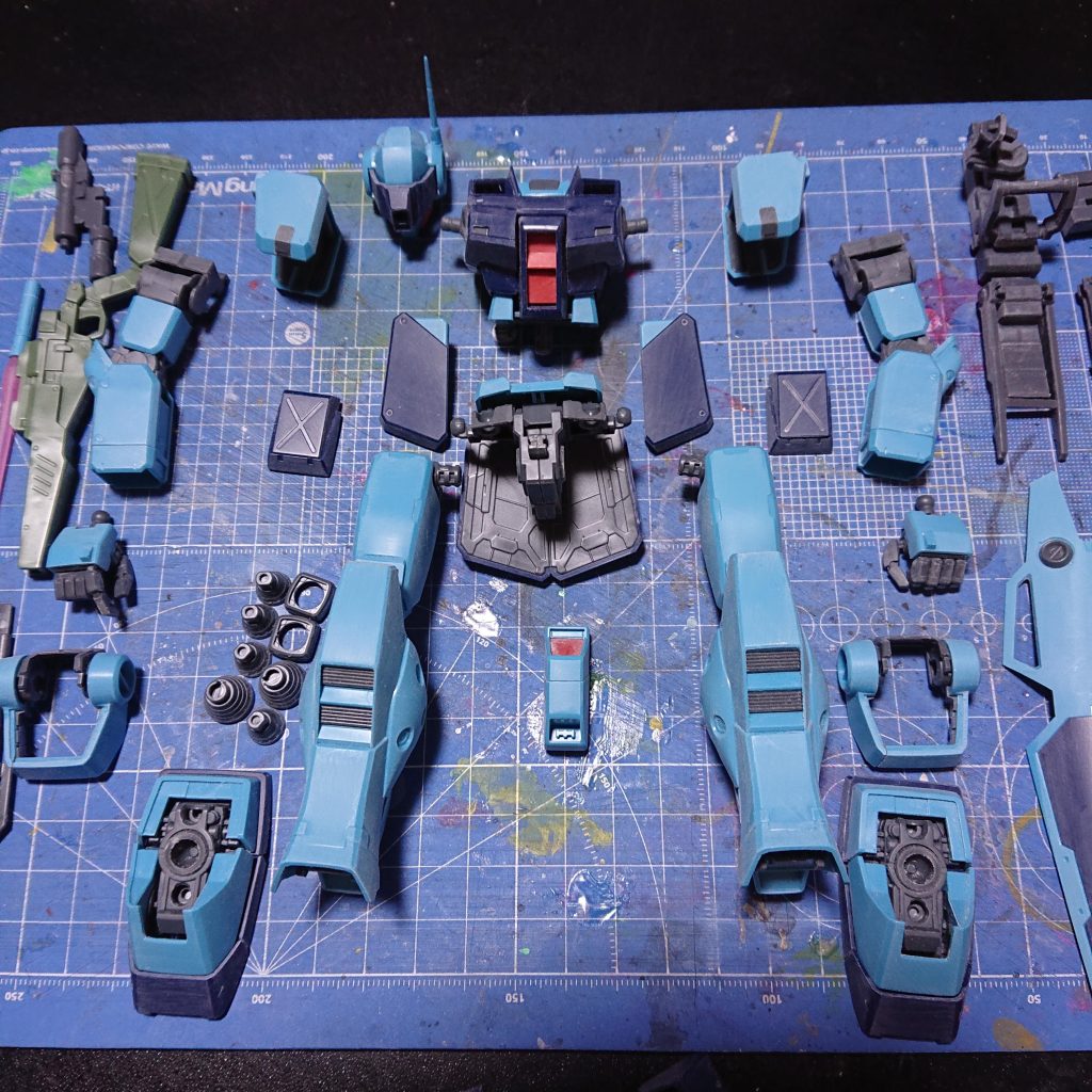 全パーツのヒケ取り完了状態で。この時点で森林に潜んでいると確実に撃墜できそうなカラーリングは?をイメージしていました。