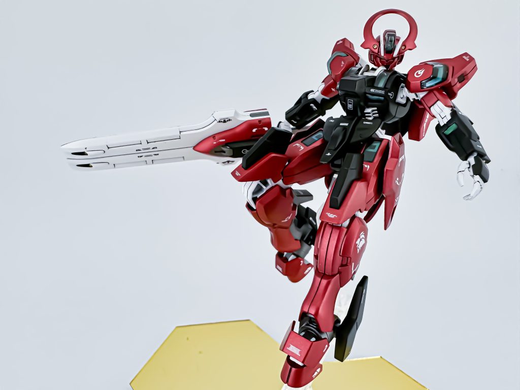 いつも水星キットを制作するときはどこかしら延長工作を行っていたのですが今回は首も十分下を向けるし胴もどっしりしていていい感じだったの行わず。その代わりに手首のボールジョイントに角度を付けたのでパケ絵と同じ角度でガーディアンを構えることができます。