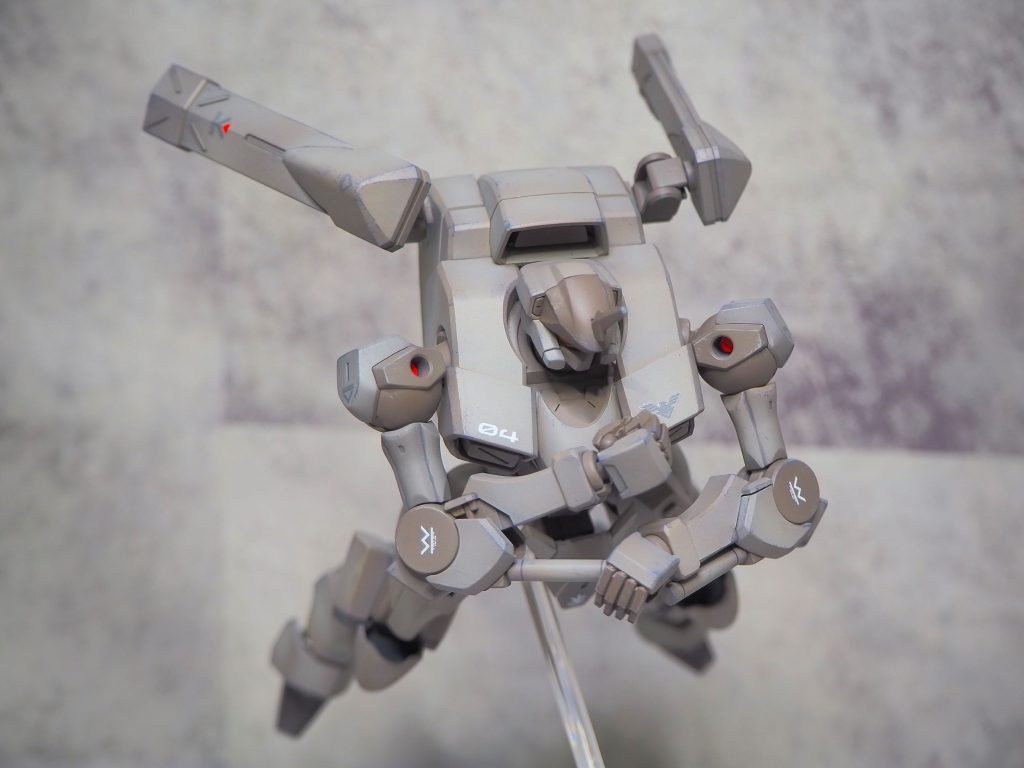 ツイッターで見かけた（どなただったか失念…すみません）ヒジ関節の改造を思い出して可動部分を増やしました。サーベルを抜きやすくなりました。簡単にメカっぽいギミックが追加出来る楽しい加工ですね