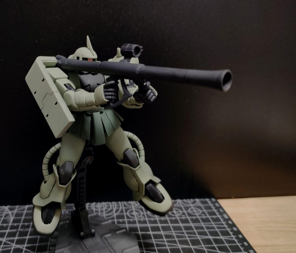 肩にはスジ彫りでディテールを少し追加しました。バズーカーを構えるザクはかっこいいですね。