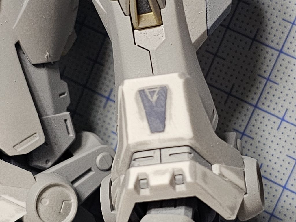 見えにくいですが、アンクルアーマーの▽はシールで再現なので彫りました。