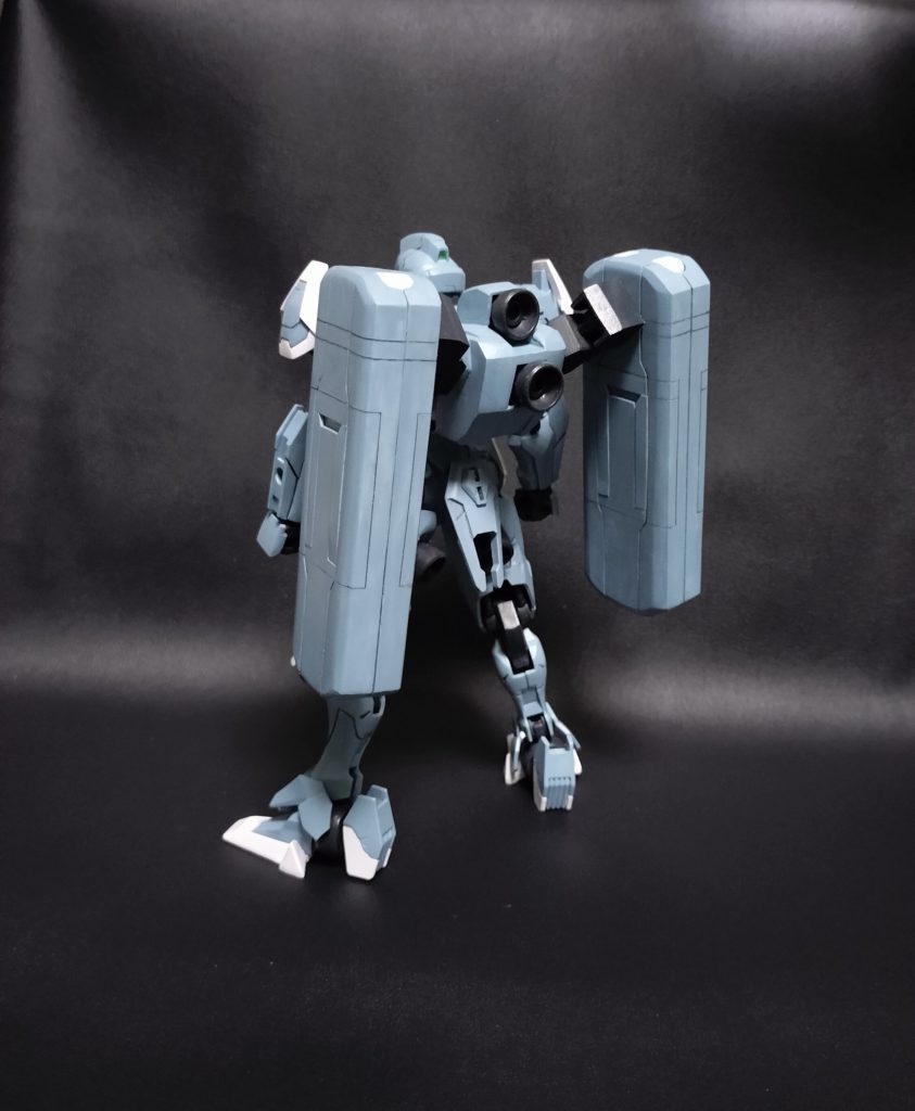 後ろ姿。ミサイルポッドは途中までビット作る想定だったので開きます。あとバックパックとの接続部、ミサイルポッドとの接続部、その中間の3箇所にボールジョイント、PKを仕込んでいるので可動します。スジボリが雑ですね。