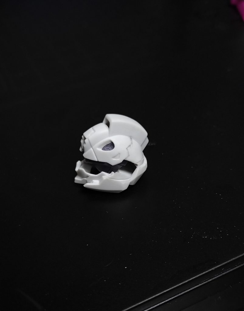 頭部はアンテナ?耳?をカットするだけでなくプラで隙間を埋めています。その他、各所に肉抜き穴埋めなどしています。以上です。気に入っていますが、残念なところも沢山あるので2機目をリベンジ制作中です。ありがとうございました。