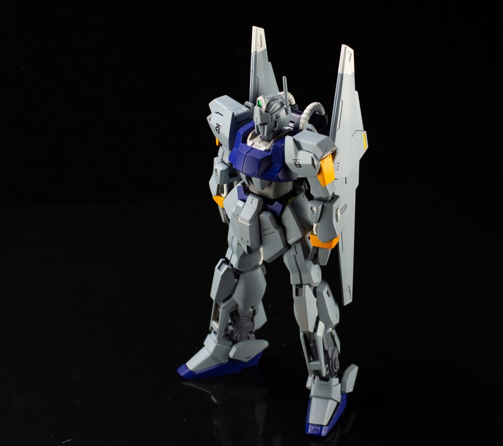 カラーリングは、グレーがタミヤラッカーのダークゴーストグレー、青が胸はフィニッシャーズのブルーパープル、足とバックパックがクレオスのサンダーバーズ用ブルー、黄色はガイアノーツ、橙黄色、そしてフレームはクレオスのエキストラダークシーグレーです