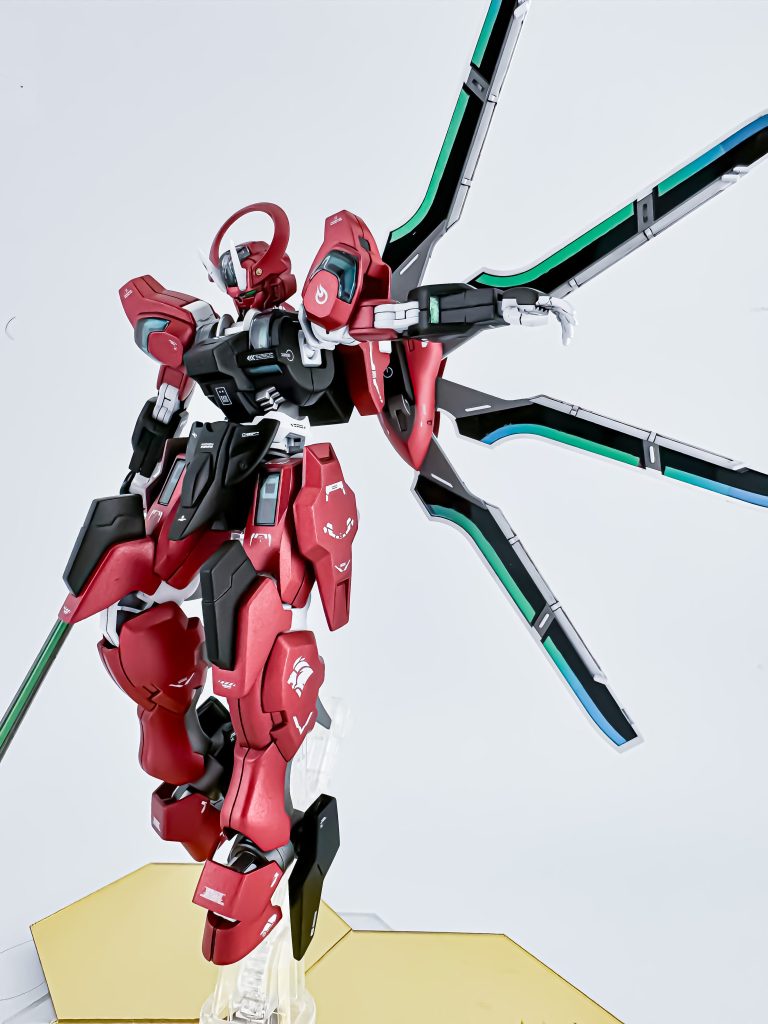 片翼。この状態が一番好き。今回、ダリルバルデのカラーリングを踏襲しているのですが、なぜか彼は手首だけ白かったので(ほんとになぜなのだろうか)、この子は肘・膝・股関節・肩・首のフレームも白くしてみました。使用している赤は結構暗めな色なのですが、この城が差し色になっているおかげで全体的に明るく見えます。そのほかオリジナルだとグレーやブラックだった部分も何か所か白に変えています。