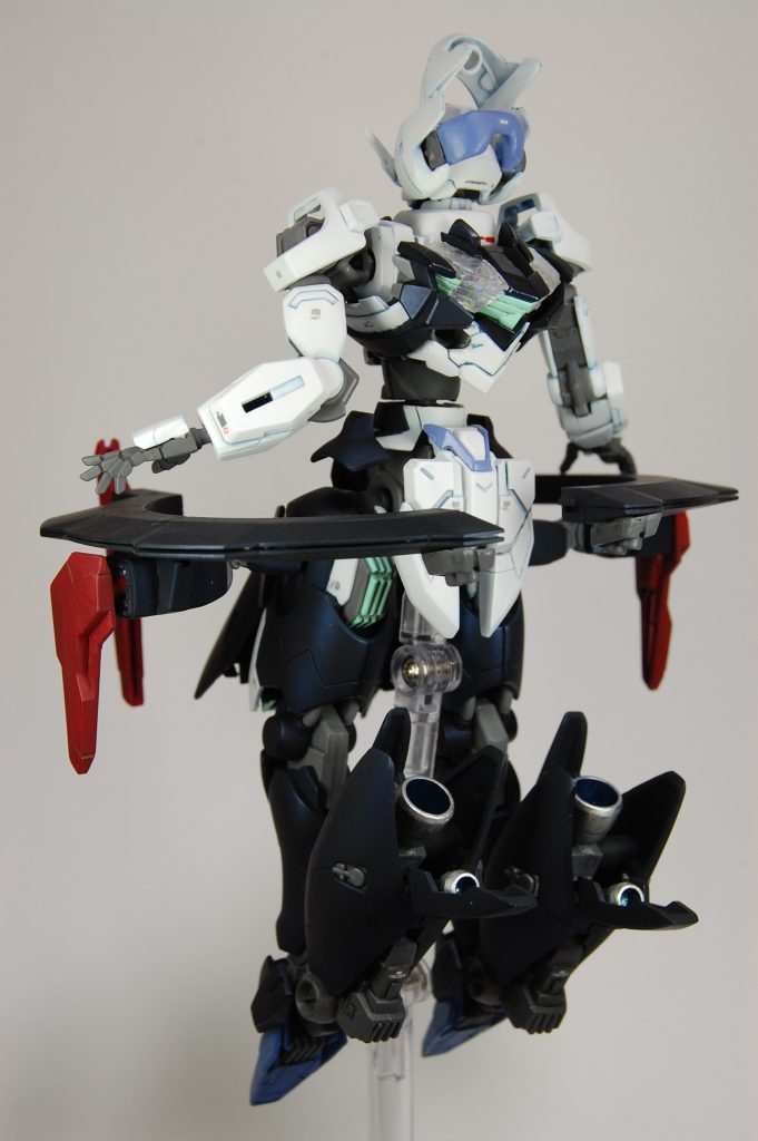 スカートはそのものを直接つけず起伏などの意匠を断片的に入れて、総じてスカート的ななにかに見えるものを目指しました。 腰の環状のエスカッシャンは上から見たスカートやハイハットなどがモチーフで、元のものと同じく砲台・防御フィールド・推進力を兼用できるマルチ兵装のイメージです。シェルユニットは釣り用ホロシールの上に、透明レジンにラメを入れて複製したものを乗せました。ホロシールはクリア層をどうするかで色んな表現ができそうですね。ビットはネオジム接続で黒いエフェクトはUVレジンでつくりました。 頭頂部はエアリアルのアンクルアーマー、肩もF91のアンクル、腿前面はミカエリスの腿、環状エスカッシャンはユーゴーの武器、踵のバーニアはGp01Fbのスネです。 胸から下はプリズムブルーブラックのつや消しを塗りました。エリクト姉妹にあたる部分はマルーンレッドで塗り、EDの質感に似てたので塗りムラをそのまま残しました。 ちょっと原因がよくわからないのですが、一覧で見える写真だと画質が下がったような感じになっちゃってますね(クリックすると元に戻ります)。