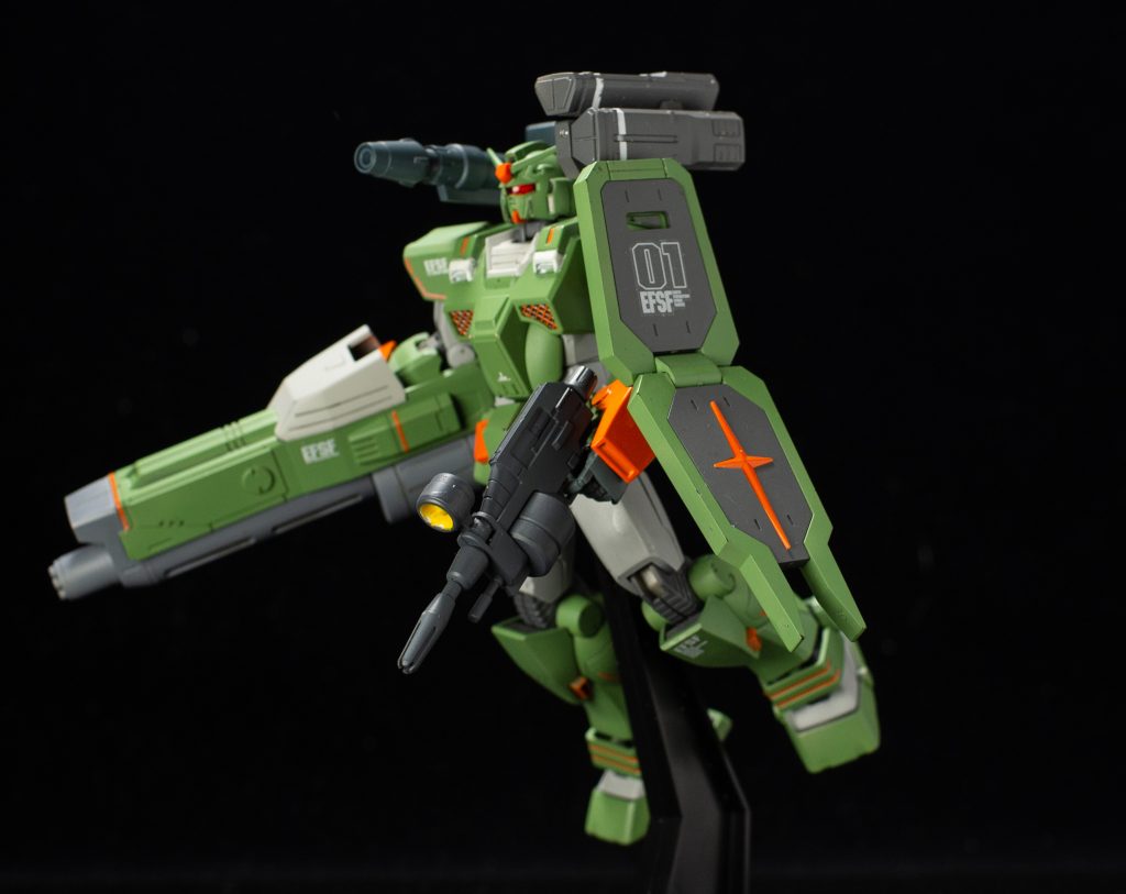 肩のビームサーベルをミサイルポッドに換えて更にヘビーウェポン化