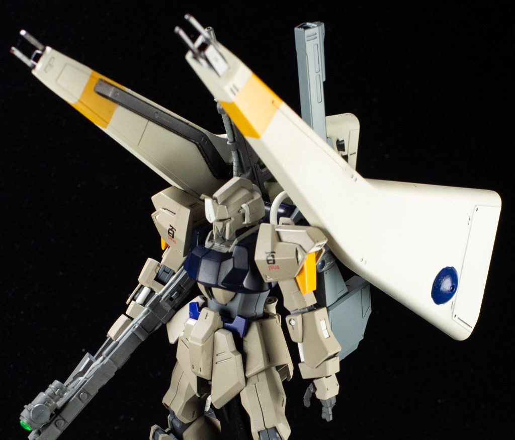 頭部はジャンクだったZプラスに変更、前腕のパイプが細すぎる感じだったので、自遊自在に変えて、左手は三角屋さんのハンドパーツに変更しました。肩のplusの字もガンダムデカールです