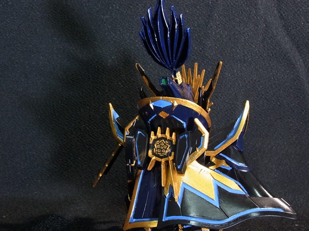 家紋が綺麗に塗れるとすごくカッコよくなりました。細部の色分けはノーマルの信長を参考にしました。水色のラインはメタリックブルーにしようとしましたが、ゴールドとケンカしそうだったので、水色にしました。