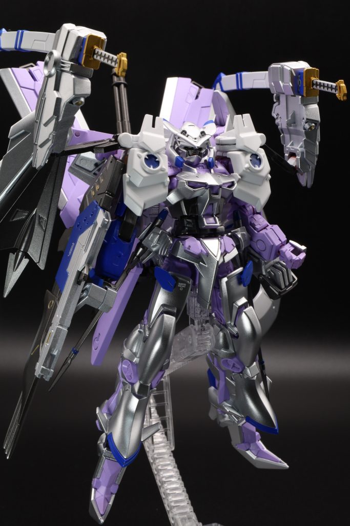 正面ショット。ゴールドフレーム天ミナを中心にして、レッドフレームとブルーフレームの武装を装備しました。