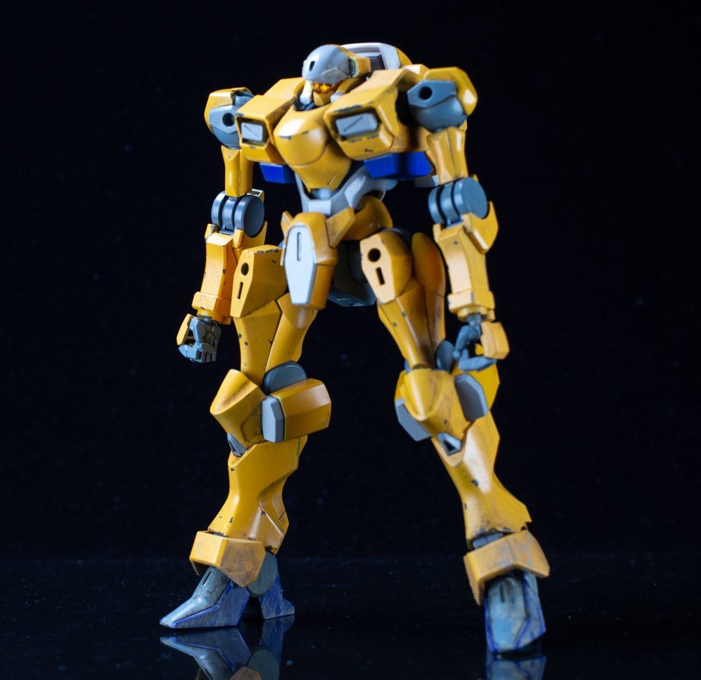 カラーリングは、黄色が隠蔽力が強くて好きな、ガイアノーツ、マンダリンイエロー、青はフィニッシャーズのブルーパープルです。グレーは、タミヤの呉工廠グレーにガイアノーツのブルーグレーを少量混ぜてあります