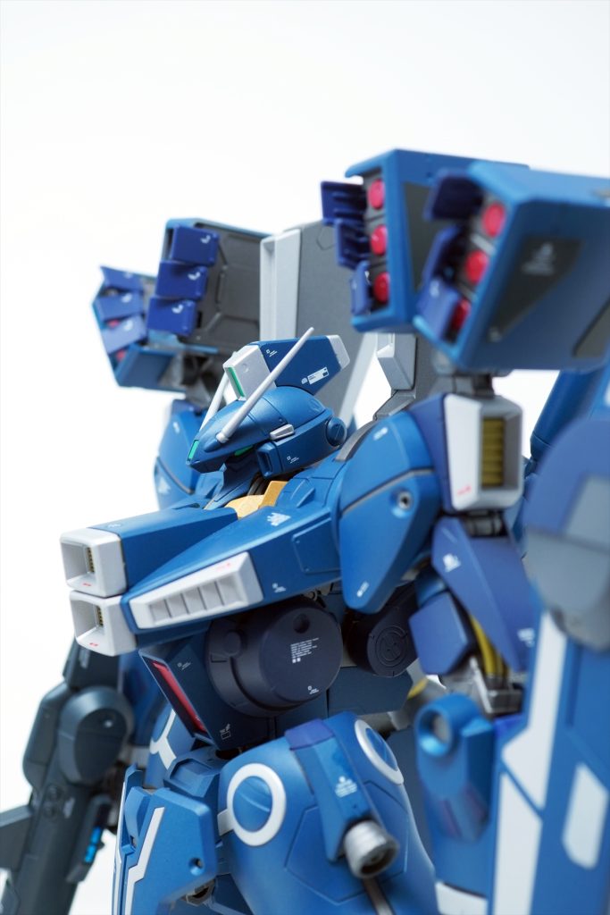 腰部分やフロントアーマーのホワイトはもとから塗り分けされているので組むだけでラインができるのは嬉しいところ