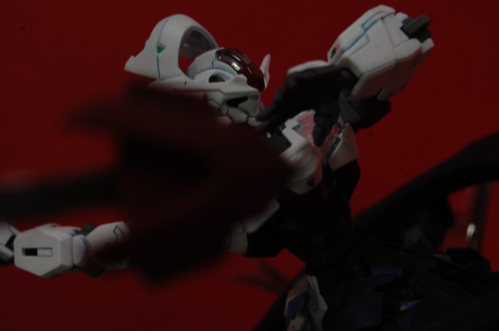 ビットダンスのシーンはアニメーションの構図をそのまま静止画でマネしたら動きの印象が消えてしまうので、画を傾けたり前ボケ撮影でブレを出したりしてアレンジしました。