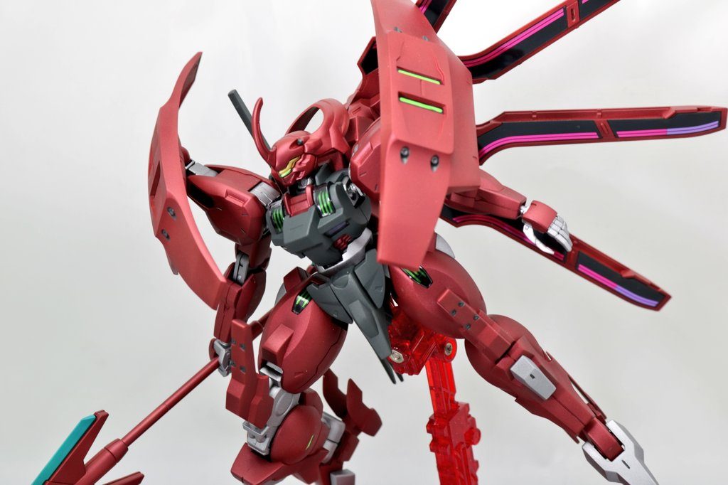 カラーリングはちょっと変えてみて、赤はバーチャロンカラーのパールローズディープレッド、フレーム部はフレームメタリック[2]、黒はMr.COLORのつや消しタイヤブラックで塗装してます。