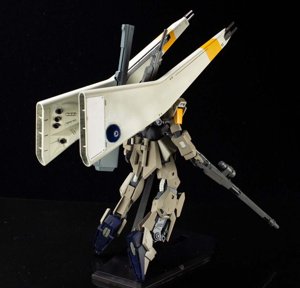 シュツルムバインダーは以前作ったシュツルム・ディアスから流用したのですが、そのままでは角度に制限があるので、ザウォート・ヘビィの武器支持アームを無加工で取り付けて角度調整できるようにしました。また、武器をバックパックに背負わせるようにし、代わりにロング・メガ・バスターを右手に持たせました