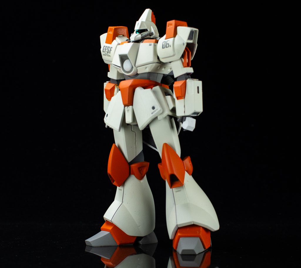 F-18戦闘機の試作6号機は白とオレンジが印象的で、ガンダムセンチネルのネロトレーナーなど、モチーフになることも多い機体です。なので機体ナンバーは6番。もう一つは、パトレイバーに出てくるエコノミーの試作機もモチーフになってます
