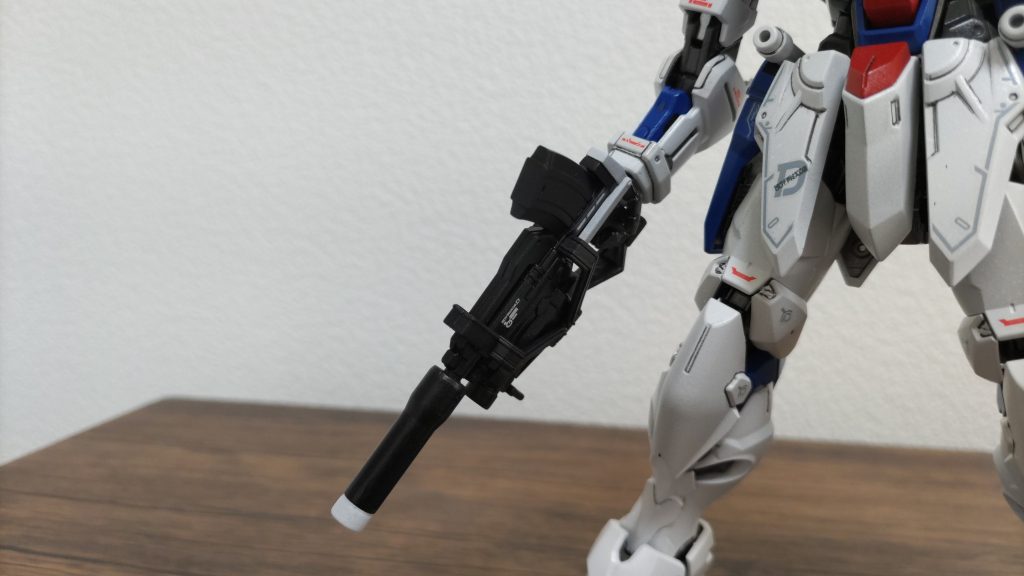 特に改造はありませんがライフルの合わせ目消し、頭部アンテナの肉抜き穴の処理をしています。