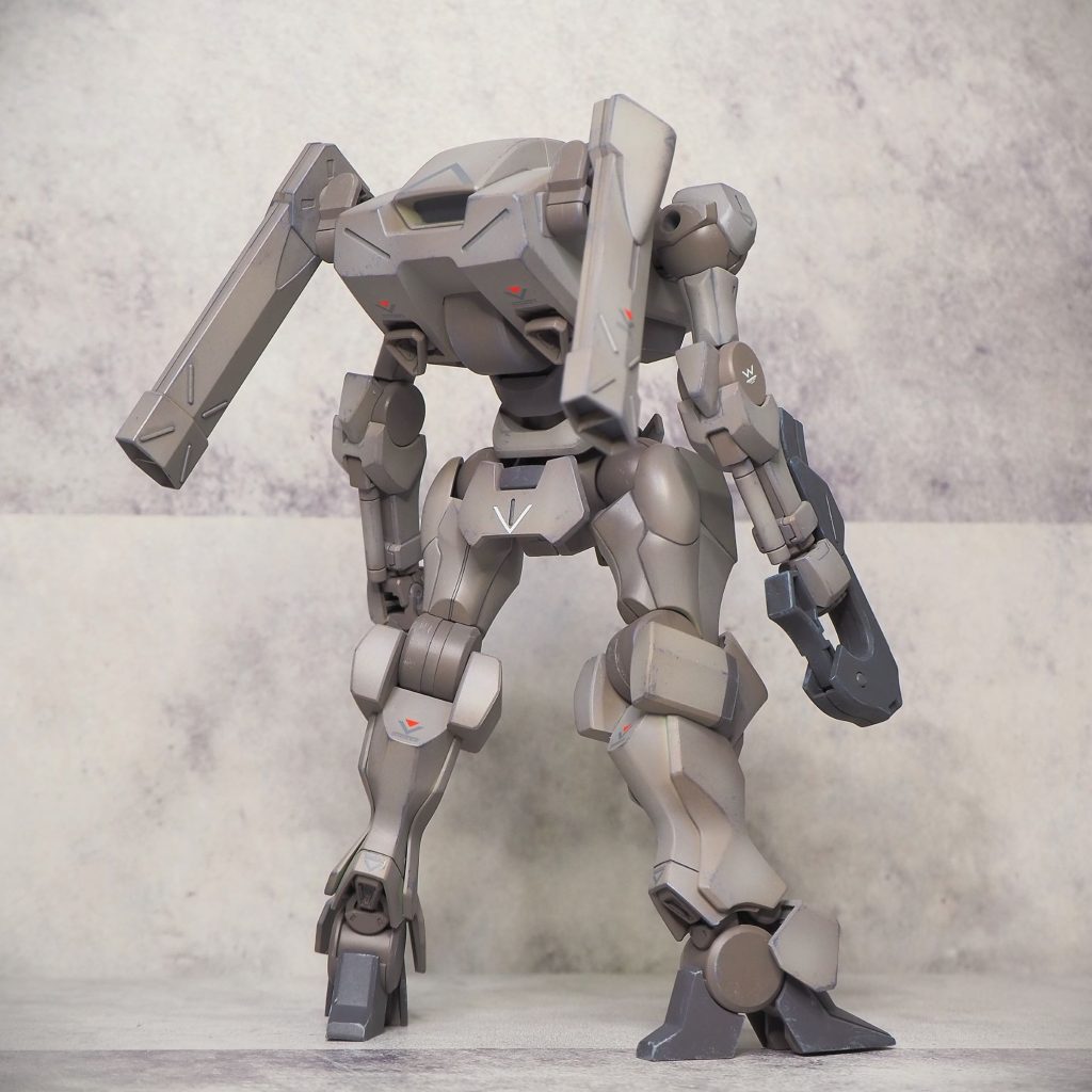 背部ベクタードブースターは可動が1軸なので30MMの部品を噛ませて可動範囲を広げました。お尻のアーマーが太ももに干渉しやすかったので角度を少し変えて接着しました