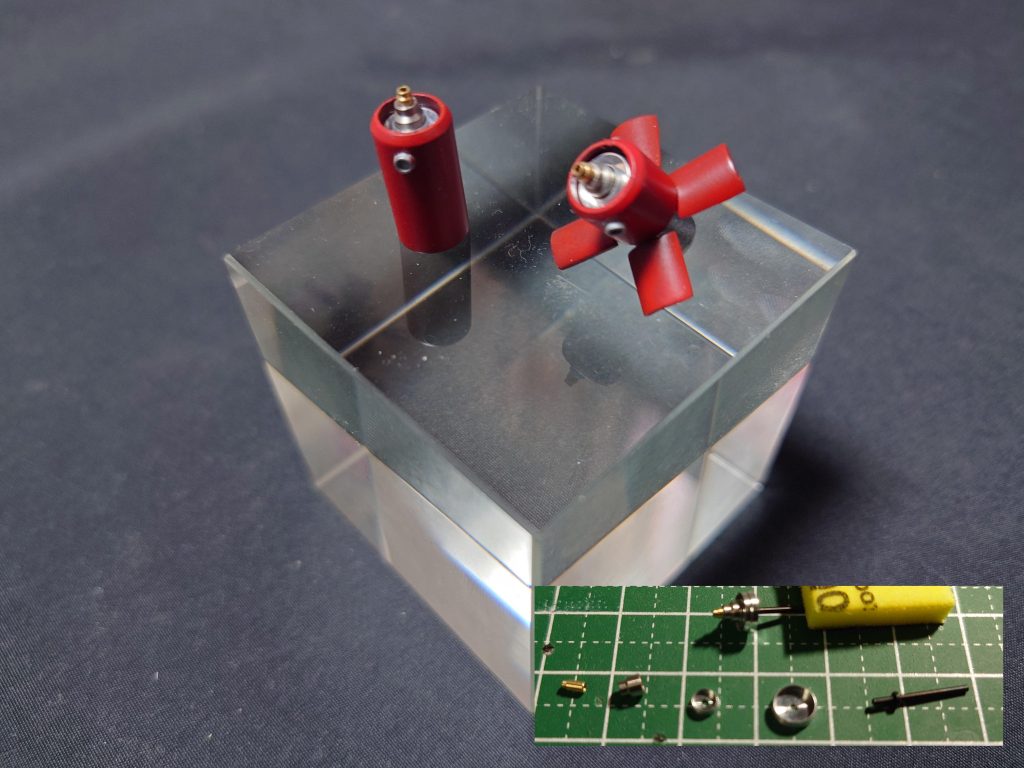 自作 ファンネルぷらもっち様のMGサザビーの改造を参考に、WAVE肉厚パイプの8mm、6mm、4mmを重ねてファンネルの外装を作成。8mmパイプの片方は10mm凹ビットで丸めてあります。中は1mm-1mmシャフトに6mm丸皿、3.7mm丸皿、3mmアポジ、1.5mmロングアポジで先端部分を作りました。ブースター部分の開閉ギミックまでは作ることができなかったので、ファンネルラック装備時と攻撃時用の下半分は開いているものを2種類作りました。12個も作るのはほんとつらかった。パイプを1/4にきれいにできなかったので、ちょっと開いた部分が不格好ですがお許しください。