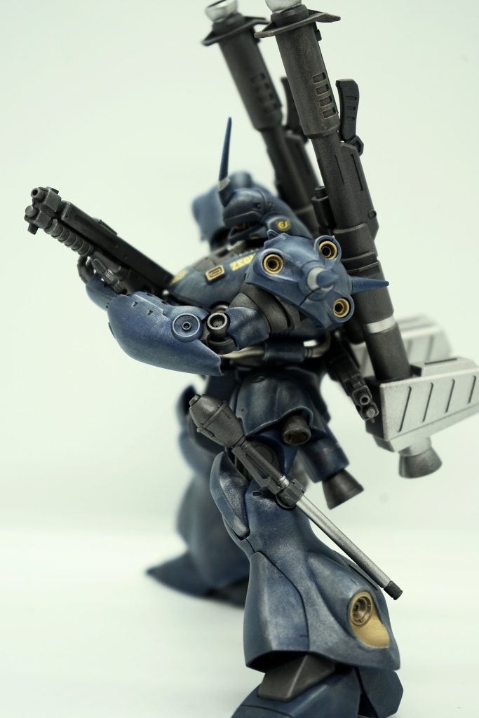 ショットガン装備。全体的にかなりのウェザリングを施しています。強襲機ということもあり、作戦での使用時はおそらく市街地や敵基地内を強引に進んでいると思いますので、土汚れなどではなく、地面や建物との摩擦で塗装が禿げた感じにしております。