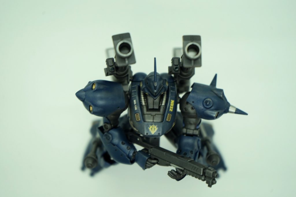 高速移動ショット。実は塗装ブースの上から撮影しただけで、このケンプファー自立しております。重心が片寄っても自立できるのは、かなり前のHGUCながら完成度の高さを思い知らされますね。