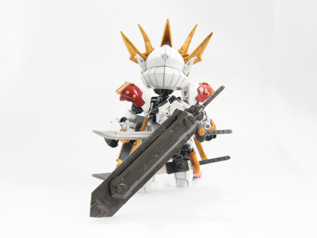 後ろから。ほとんどバルバトスルプスからいじっていません。武器がマウント出来るようにしたくらい。あとは分かりやすい写真が無いのですが、どうしてもバルバトスルプスの脚部の肉抜きが気になったので、悟空インパルスの脚部を使ってそれっぽくしています。