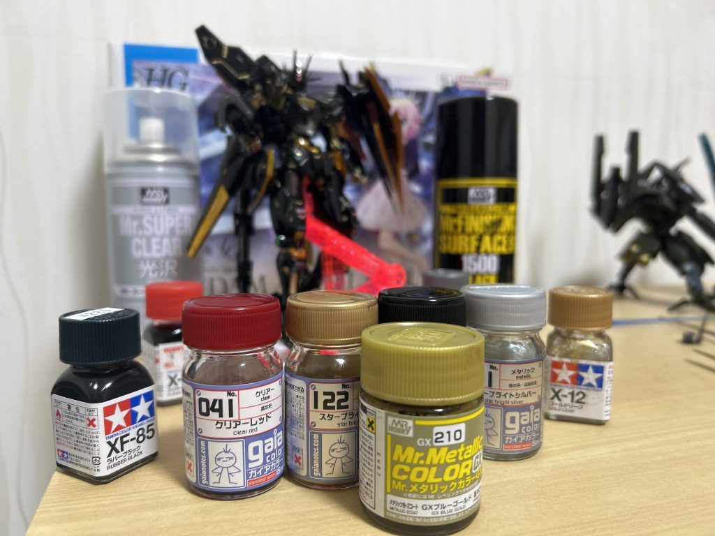 どうしてもガイアノーツの塗料を使いたいという衝動に駆られ、イージーペインターを導入。ガス切れだの詰まっただのありましたが、前評判通り安価で使いやすかったのでこれからしばらくはこれで行こうかと。黒サフ、スターブライトシルバーを下地に、金の部分は関節をMr.colorのGXブルーゴールド、それ以外はスターブライトゴールドでといった感じで差別化してみました。