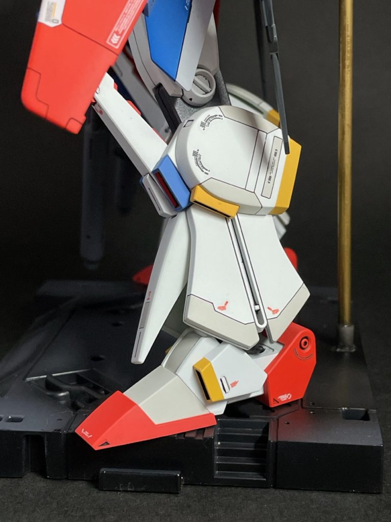 脚部のディテールアップといっても元々かっこいいデザインなので少しスジボリ足してあとはデカール程度グレーで塗分けした箇所は、パカっと外れる感を狙ってスジボリのラインを入れてみました。