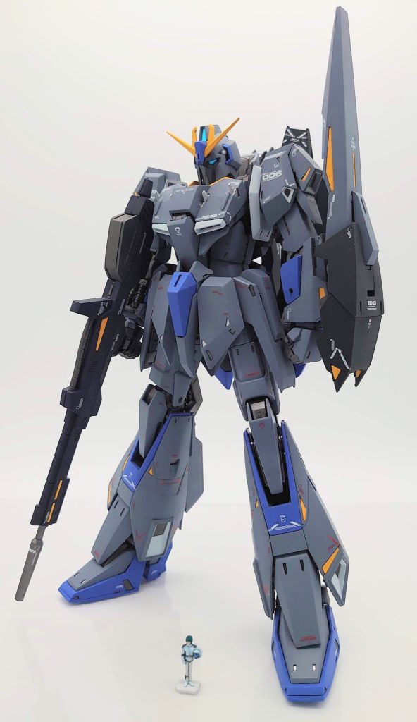 白、黄色のポイントカラーを活かしつつFAZZをモチーフにしたブルーとグレーをメインカラーに。関節はガイアノーツのバーチャロンカラーからフレームメタリック1を使用。ツインアイは蛍光ブルーグリーンでUVライト照射でビコーンします。1/100カミーユは筆塗りでシャドウはウェザリングカラーのシェイドブルーを使いました。