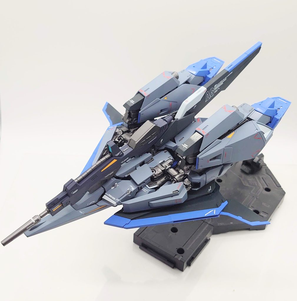 ウェーブライダー形態。各部保持強度アップしてますね。変形機構が従来からシンプルになった印象です。両形態でカッコよく配色される様にカラーリングは少し迷いました。