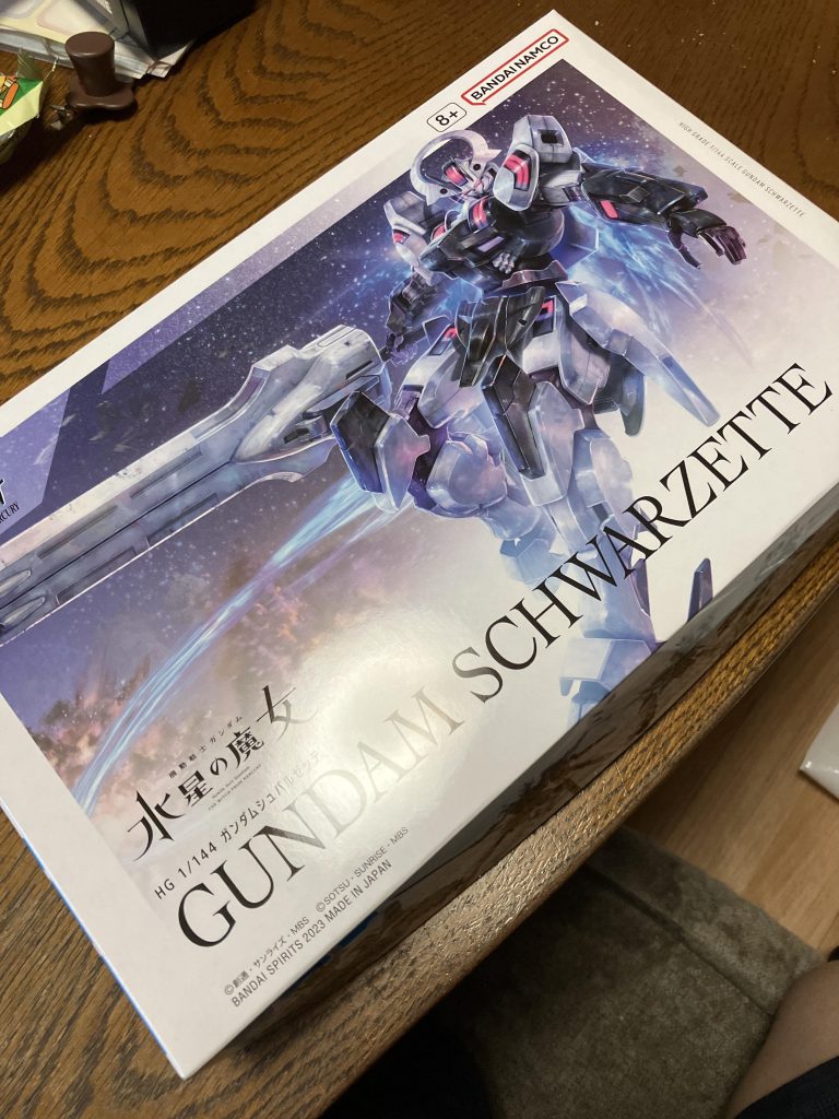 作品名：<p>せっかくの休日なので久しく動かしてないバイクのエンジンかけてお買い物ミッション。走ってるのにファンが回る地獄を味わって来ました… 冷えた店内でひとりで汗だくのおっさん</p>