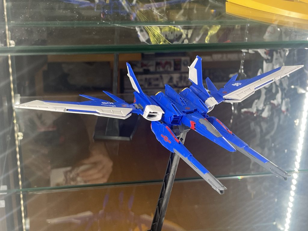 分離して取り残されてしまったビルドブースター✈️箱にしまっておくよりは、やはりディスプレイでしょう。ビルストの背中に合体した状態は思った以上に大きくて迫力があります。背中側に結構出っ張るんですよね👀